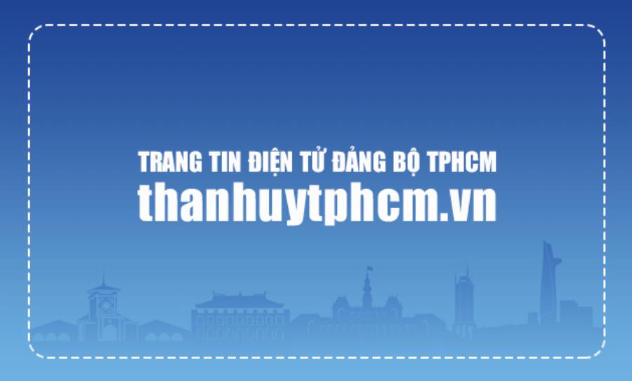 Diễn viên Anh Vũ trong một vở hài kịch, biểu cảm hài hước, trang phục sặc sỡ.