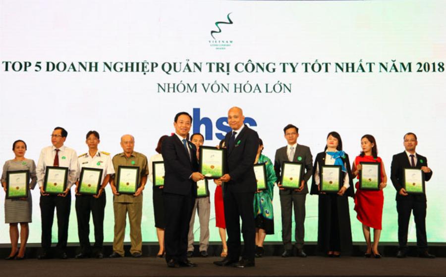 Bình Trọng nhận giải thưởng