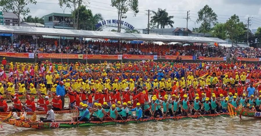 Dàn diễn viên Cổ Kiếm Kỳ Đàm trong buổi họp báo ra mắt phim, thể hiện sự chuyên nghiệp và đoàn kết.