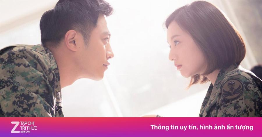 Jin Goo và Kim Ji Won trong vai diễn Seo Dae Young và Yoon Myung Joo, mặc quân phục, nhìn nhau trìu mến.