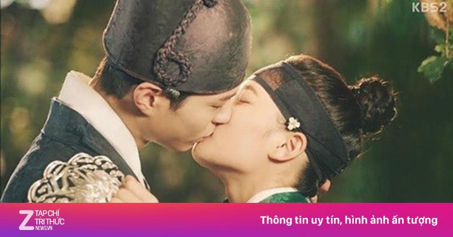 Park Bo Gum trong vai Thế tử Lee Yeong trong phim Mây Hoạ Ánh Trăng