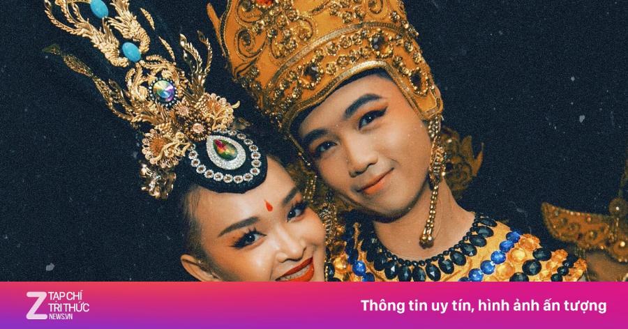 Diễn viên Trung Hiếu trên sân khấu