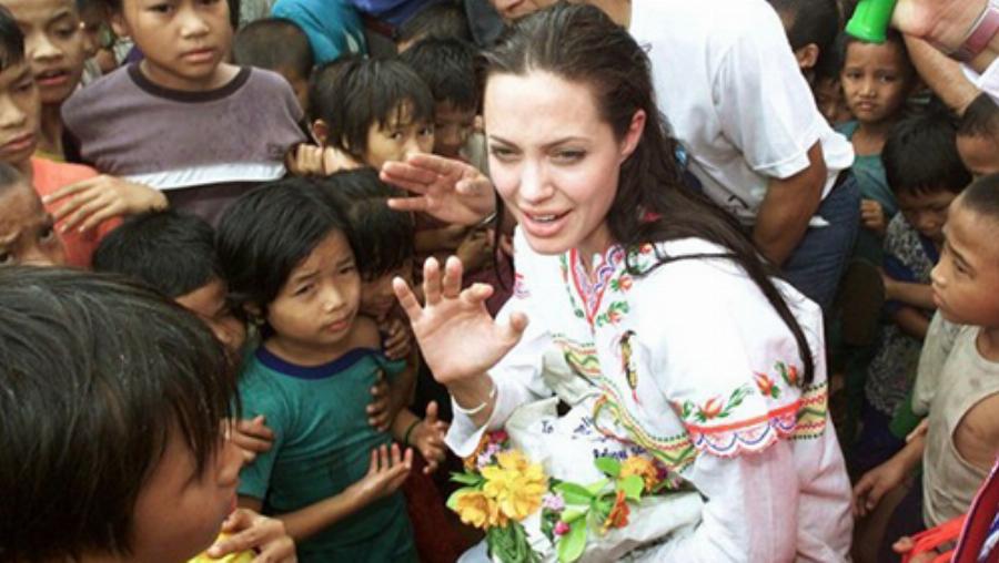 Angelina Jolie trong hoạt động nhân đạo