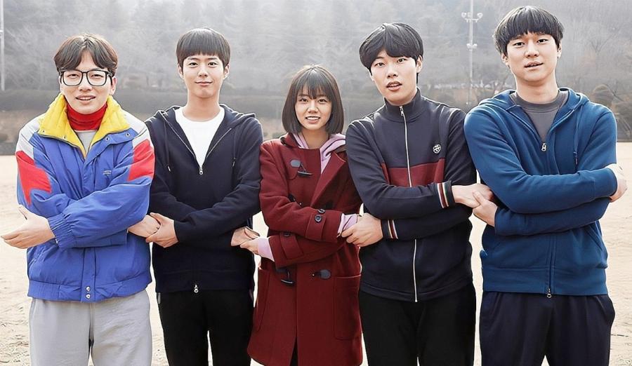 Dàn diễn viên Reply 1988 chụp ảnh tập thể.