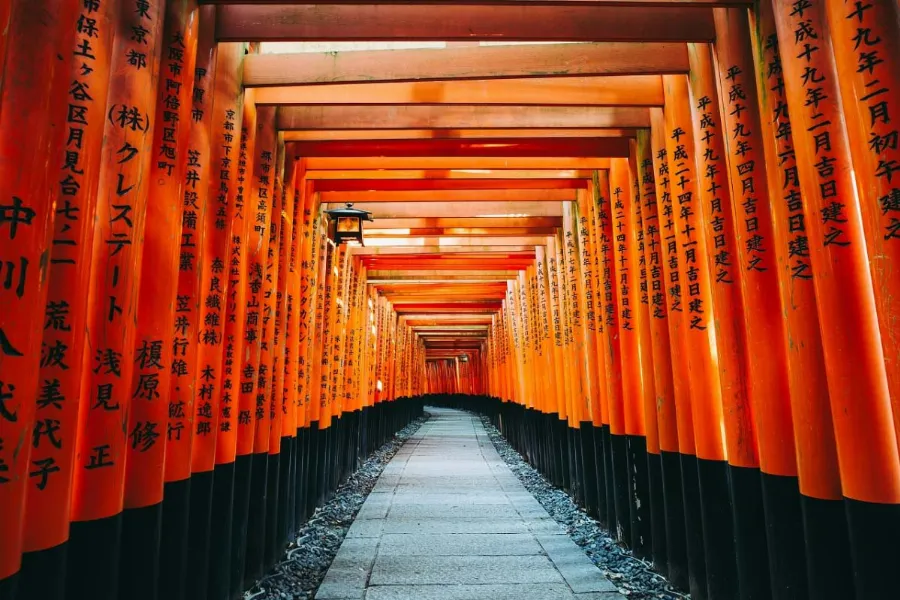 Đền Fushimi-Inari Taisha - Nơi Ngự Trị của Hòn Đá "Nặng Nhẹ" (Omokaru Ishi)