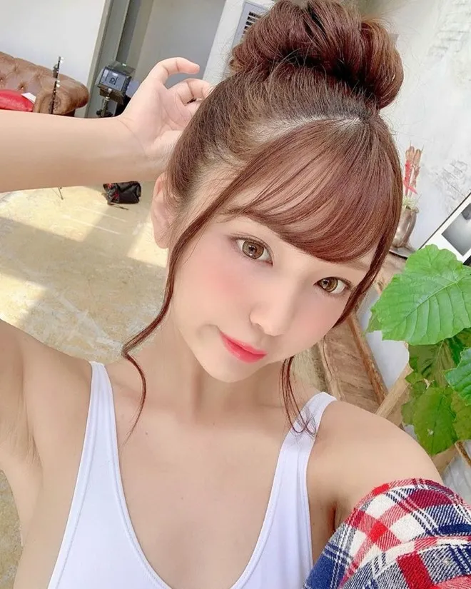 Himari Hanazawa, nữ diễn viên JAV sinh năm 1996, sở hữu lượng fan đông đảo dù nhan sắc không quá nổi bật, từng lọt top 10 diễn viên có vòng 3 đẹp nhất