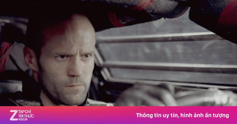 Jason Statham lái xe trong một cảnh rượt đuổi gay cấn từ phim Người Vận Chuyển, thể hiện kỹ năng lái xe điêu luyện.