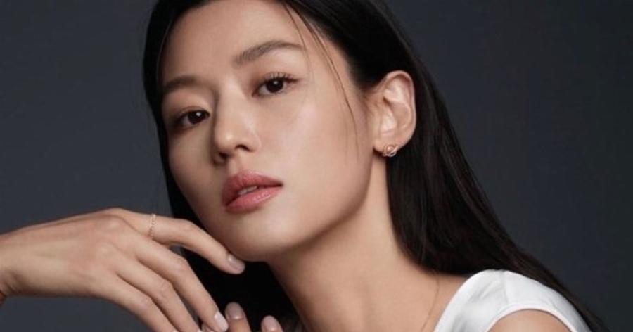 Jun Ji-hyun với vẻ đẹp cá tính và quyến rũ.