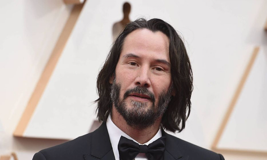 Keanu Reeves trong Ma Trận sử dụng điện thoại