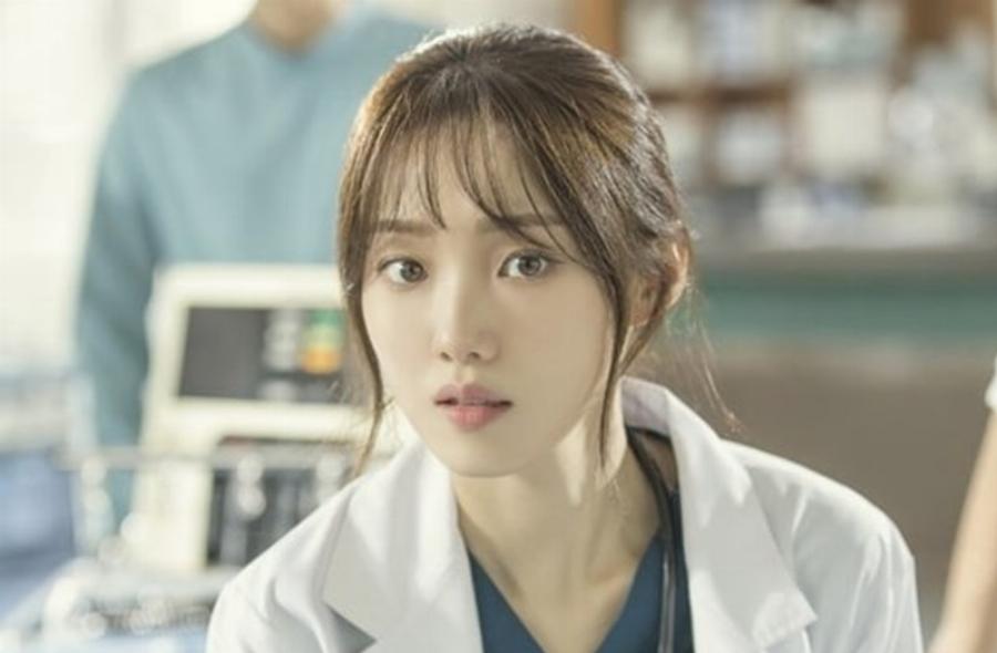 Lee Sung Kyung và Ahn Hyo Seop trong Dr Romantic 2