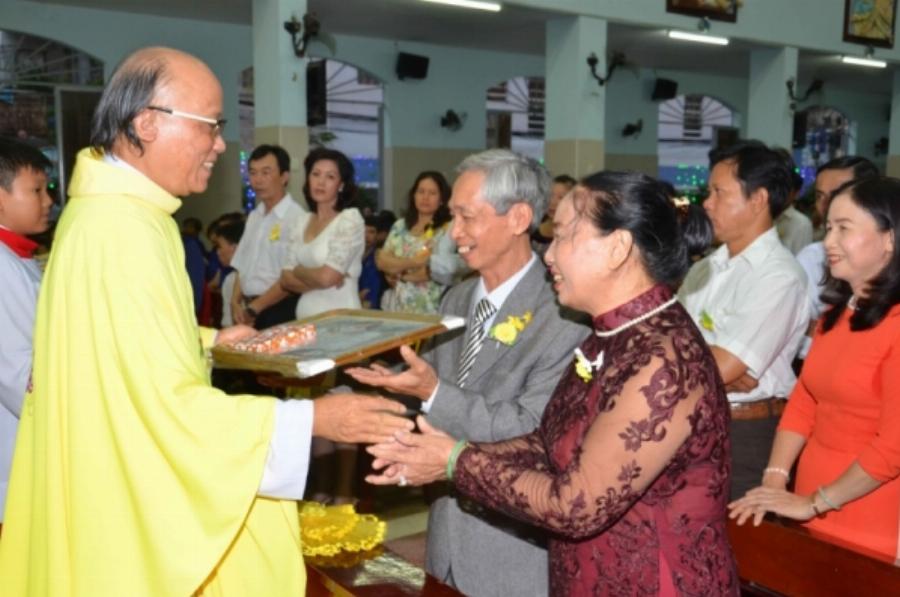 Ngân Khánh và chồng hạnh phúc bên nhau