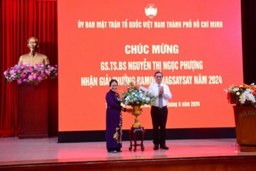 Phương Quốc San nhận giải thưởng