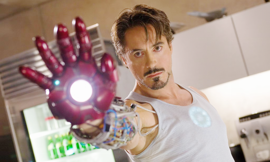 Robert Downey Jr. trong vai Iron Man