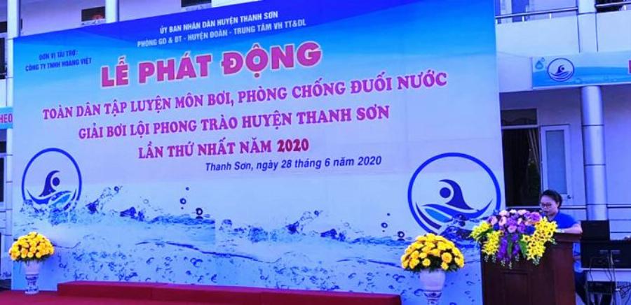 Diễn viên Thanh Sơn bơi lội